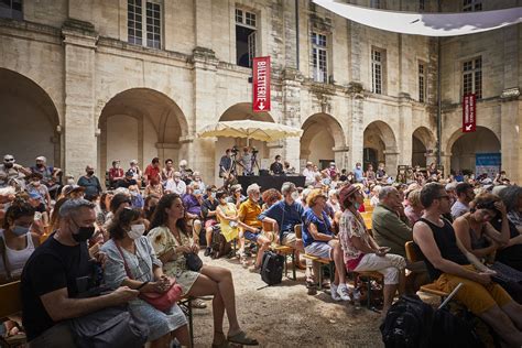 Le Festival d'Avignon: Un Déferlement théâtral révolutionnaire et visionnaire célébrant les arts de la scène à travers l'histoire